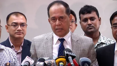 ব্রিটিশ হাইকমিশনারের সঙ্গে বৈঠকের পর সাংবাদিকদের ব্রিফ করছেন প্রধান নির্বাচন কমিশনার। ছবি: একাত্তর