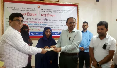 প্রাকৃতিক দুর্যোগে ক্ষতিগ্রস্ত পরিবারে চেক হস্তান্তর করছেন বরিশাল বিভাগীয় কমিশনার: ছবি: একাত্তর