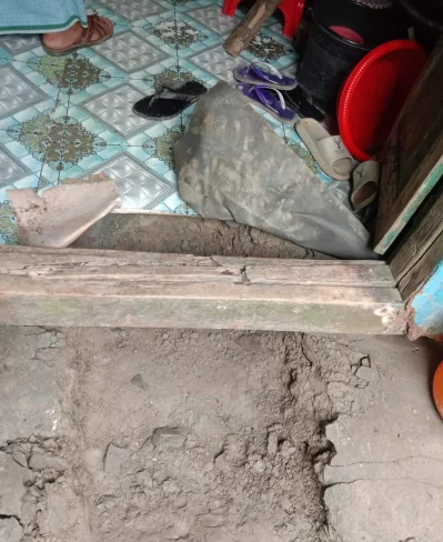 নোয়াখালীর কোম্পানিগঞ্জে একটি বাড়িতে সিঁধ কেটে চুরির ঘটনা। ইমেজ: একাত্তর
