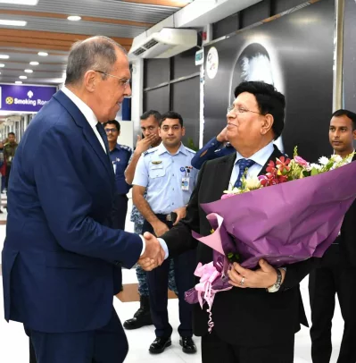 রাশিয়ার পররাষ্ট্রমন্ত্রীকে বিমানবন্দরে স্বাগত জানান পররাষ্ট্রমন্ত্রী এ কে আব্দুল মোমেন