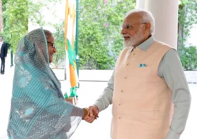 ভারতের প্রধানমন্ত্রীর সরকারি বাসভববে পৌঁছলে বাংলাদেশের প্রধানমন্ত্রী শেখ হাসিনাকে স্বাগত জানান নরেন্দ্র মোদি। ইমেজ: সংগৃহীত