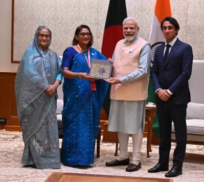 প্রধানমন্ত্রী নরেন্দ্র মোদির হাতে একটি স্যুভেনিয়র তুলে দেন সায়েমা ওয়াজেদ
