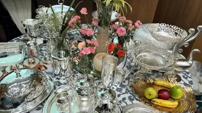 পাত্রগুলো ভারতের বিভিন্ন রাজ্যের শিল্পের নিদর্শন বহন করে