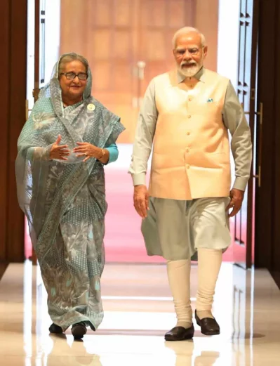 প্রধানমন্ত্রীকে স্বাগত জানান নরেন্দ্র মোদি