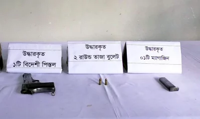 উদ্ধার আগ্নেয়াস্ত্র, গুলি ও ম্যাগজিন। ইমেজ: একাত্তর