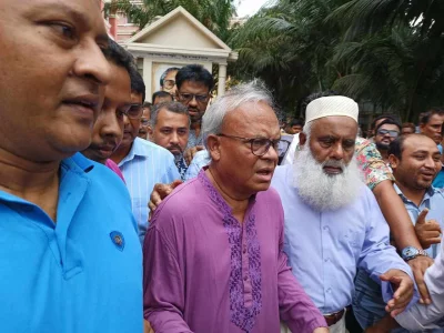 কুমিল্লার আদালতে বিএনপির সিনিয়র যুগ্ম মহাসচিব রুহুল কবির রিজভী। ইমেজ: একাত্তর