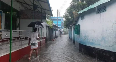 টানা বৃষ্টিতে নীলফামারীর সৈয়দপুরে সৃষ্টি হয়েছে জলাবদ্ধতা। ইমেজ: একাত্তর
