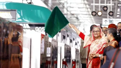 সবুজ পতাকা তুলে মেট্রোরেল উদ্বোধন করছেন প্রধানমন্ত্রী শেখ হাসিনা। ফাইল ফটো