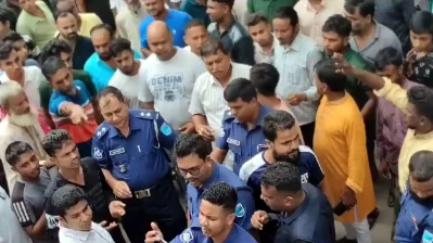 কালীগঞ্জে ইউএনও অফিসে হামলা, ভাঙচুর। ইমেজ- একাত্তর।