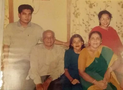 সপরিবারে গোপাল কৃষ্ণ মুহুরী। ২০০১ ১৬ নভেম্বর ট্টগ্রামের জামালখানে নাজিরহাট কলেজের অধ্যক্ষ গোপাল কৃষ্ণ মুহুরীর মাথায় হত্যা করে জামায়াত-শিবিরের সন্ত্রাসীরা