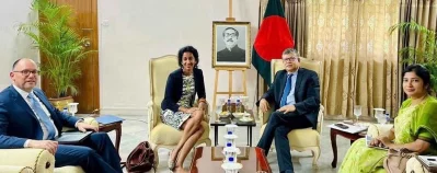 পররাষ্ট্র সচিব মাসুদ বিন মোমেনের সঙ্গে বৈঠকে মার্কিন যুক্তরাষ্ট্রের পররাষ্ট্র দপ্তরের দক্ষিণ ও মধ্য এশিয়া বিষয়ক ব্যুরোর অ্যাসিস্ট্যান্ট সেক্রেটারি আফরিন আক্তার।