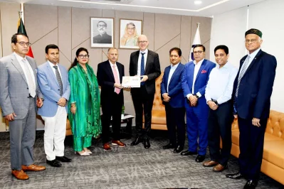 বাংলাদেশে নিযুক্ত ইউরোপীয় ইউনিয়নের রাষ্ট্রদূত চার্লস হোয়াইটলি এবং এফবিসিসিআই সভাপতি মাহবুবুল আলমের মধ্যে বৈঠক।