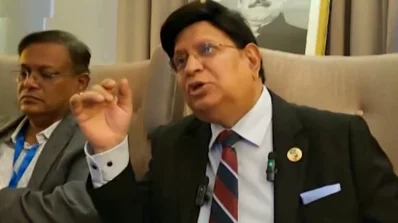 ব্রিফিং করছেন পররাষ্ট্রমন্ত্রী