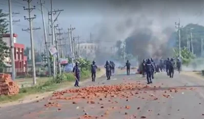 পুলিশের টিয়ারশেল নিক্ষেপ। ইমেজ- একাত্তর।