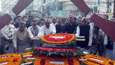 নিহত শহীদ নূর হোসেনের প্রতি সকালে রাজধানীর গুলিস্তানের জিরো পয়েন্টে নূর হোসেন স্কয়ারে ফুল দিয়ে শ্রদ্ধা জানান আওয়ামী লীগ ও এর সহযোগী সংগঠনের নেতা-কর্মীরা। ছবি: সংগৃহীত