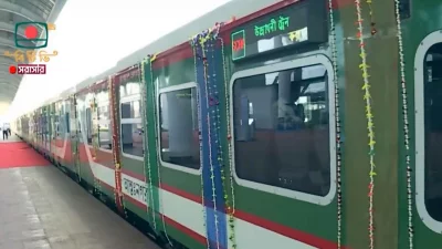 আইকনিক রেলস্টেশন উদ্বোধনের পর প্রথম ছেড়ে যাওয়া ট্রেন এটি। ছবি: সংগৃহীত