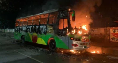 অবরোধে আগের রাতে রাজধানীতে ছয়টি বাসে আগুন দেয় দুর্বৃত্তরা