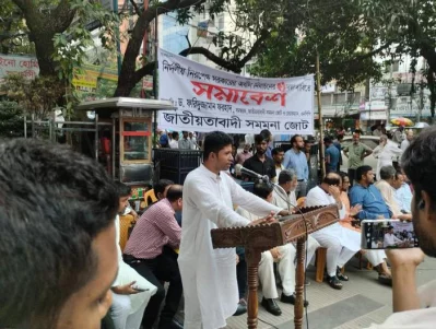 বাসে আগুন দেয়ার বোমা বানাচ্ছে বিএনপি নেতাকর্মীরা, ছবি: একাত্তর