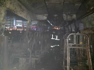 রাজধানীর যাত্রাবাড়ীর শনির আখড়া এলাকায় মৌমিতা পরিবহনের বাসে আগুন দিয়েছে দুর্বৃত্তরা