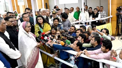 বঙ্গবন্ধু অ্যাভিনিউয়ে দলের কেন্দ্রীয় কার্যালয়ে আওয়ামী লীগের মনোনয়ন ফরম বিক্রি কার্যক্রম উদ্বোধন করে সাংবাদিকদের সঙ্গে কথা বলছেন প্রধানমন্ত্রী ও দলীয় সভাপতি শেখ হাসিনা। ইমেজ: পিআইডি।