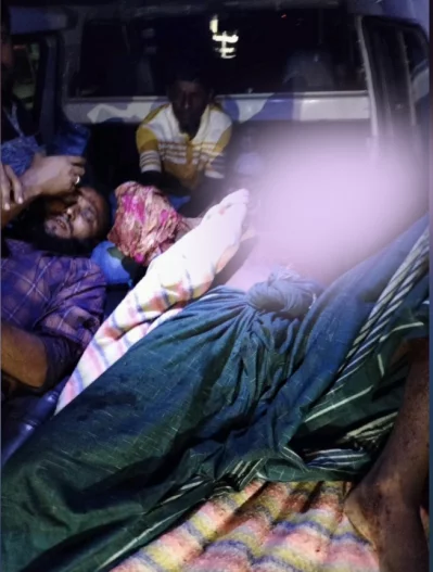 বোমা বানাতে গিয়ে আহতদের উদ্ধারের পর হাসপাতালের পথে। ইমেজ: একাত্তর