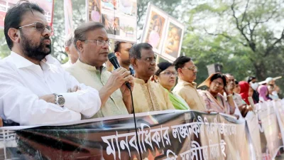 শনিবার রাজধানীর কেন্দ্রীয় শহীদ মিনারে ‘বিএনপি-জামায়াত কর্তৃক মানুষ পোড়ানোর প্রতিবাদ ও বিচারের দাবিতে’ মানববন্ধনের আয়োজন করে ‘অগ্নি সন্ত্রাসের আর্তনাদ’ সংগঠন। ইমেজ: একাত্তর
