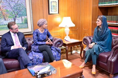 পাকিস্তান নিয়ন্ত্রিত কাশ্মীর সফরের আগে দেশটির পররাষ্ট্রমন্ত্রী হিনার সাথে দেখা করেন ইলহান ওমর। ইমেজ: সংগৃহীত