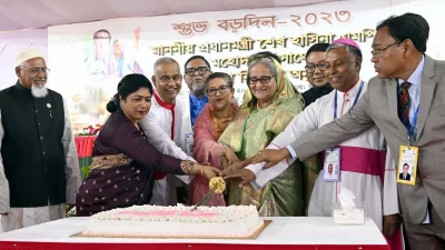 বড়দিনের শুভেচ্ছা বিনিময় অনুষ্ঠানে কেক কাটছেন প্রধানমন্ত্রী। ছবি: পিআইডি।