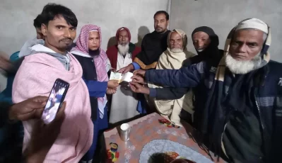 স্বতন্ত্র প্রার্থী সোমনাথ সাহার পক্ষে অর্থ বিতরণ করা হচ্ছে। ইমেজ: দেলোয়ার হোসেনের ফেইসবুক পোস্ট থেকে।