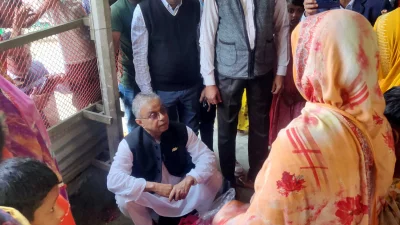 ভোটারদের দ্বারে দ্বারে আবুল কালাম আজাদ।
