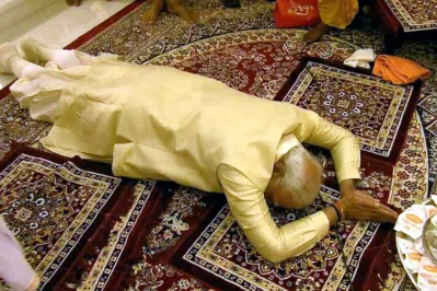 রামলালাকে প্রণাম করছেন প্রধানমন্ত্রী মোদী।
