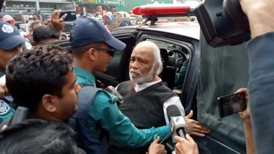 মঙ্গলবার দুপুরে উত্তরা ১২ নম্বর সেক্টরে মিছিল থেকে মঈন খানকে নিয়ে যায় পুলিশ। ইমেজ: সংগৃহীত