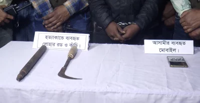 হত্যায় ব্যবহৃত কাঁচি, লোহার রড এবং আটক ব্যক্তির মোবাইল ফোন। ইমেজ: একাত্তর