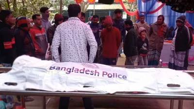নিহতদের মরদেহ উদ্ধার করেছে পুলিশ। ইমেজ: একাত্তর