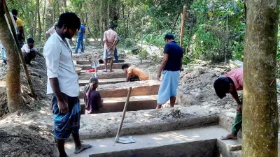 বেইলি রোডে অগ্নিকাণ্ডে প্রাণ হারানো একই পরিবারের পাঁচজনের জন্য পাশাপাশি কবর খোঁড়া হচ্ছে। ইমেজ: সংগৃহীত