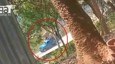দিনদুপরে গুলি করতে করতে ব্যাংক ডাকাতি করতে আসা কেএনএফ সদস্যরা। ইমেজ: একাত্তর।