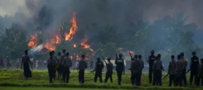 সশস্ত্র সেনাদের মদদে জ্বালিয়ে দেয়া হচ্ছে একটি রোহিঙ্গা গ্রাম। ছবি: সংগৃহীত।