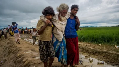 সর্বস্ব হারিয়ে নিরাপদ আশ্রয়ের খোঁজে দেশ ছাড়ছে রোহিঙ্গারা। ছবি: সংগৃহীত।