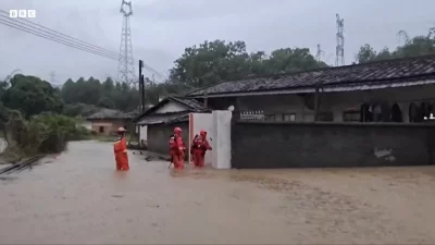 প্লাবিত অঞ্চলের বাড়িঘরগুলোতে যাচ্ছেন উদ্ধারকর্মীরা। ছবি: বিবিসি।