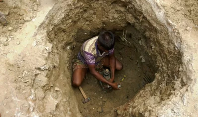 পানির লাইনের মেরামতের কাজ করছেন ওয়াসাকর্মী। ইমেজ: একাত্তর