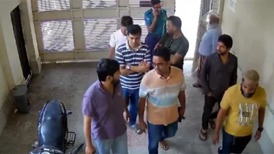 মীরপুর ৬ নম্বরের একটি বাসায় সাদা পোশাকে পুলিশের একটি দল।