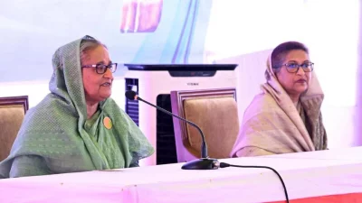 প্রধানমন্ত্রী শেখ হাসিনা ও তার ছোট বোন শেখ রেহানা।