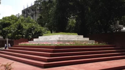 ঢাকা বিশ্ববিদ্যালয় এলাকায় কবির সমাধি।