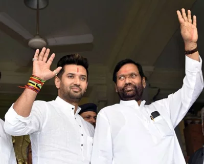 বাবা রামবিলাস পাসওয়ানের সঙ্গে চিরাগ। ছবি: সংগৃহীত।