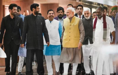 বাবা রামবিলাসের সাথে মোদীর সঙ্গে সাক্ষাৎ করছেন চিরাগ। ছবি: সংগৃহীত।