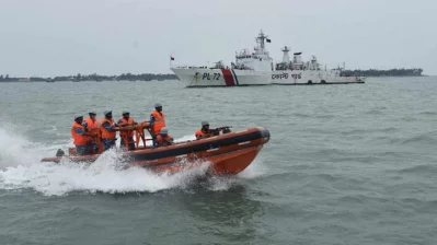 সেন্টমার্টিন দ্বীপের কাছে বাংলাদেশ নৌবাহিনী ও কোস্ট গার্ডের একাধিক জাহাজ নিয়মিত টহল পরিচালনা করছে। ইমেজ: আইএসপিআর