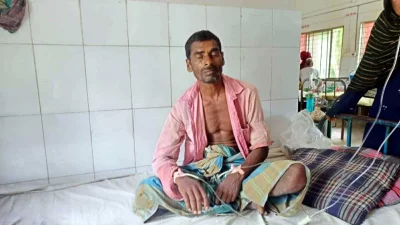 সাপেড় কামড়ে আহত কৃষক মধু বিশ্বাসকে চিকিৎসা দেওয়া হচ্ছে। ইমেজ: একাত্তর।