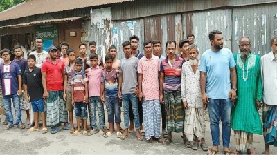 চারমাথা মোড়ে এলাকার মুসল্লি ও সাধারণ জনতার বিক্ষোভ।