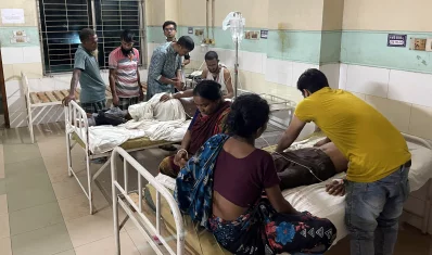 হাসপাতালে চিকিৎসা নিচ্ছেন আহতরা। ইমেজ: একাত্তর