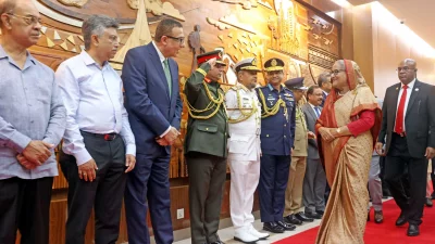 চীন সফরের জন্য বিমানবন্দরে প্রধানমন্ত্রীকে বিদায় জানান মন্ত্রিপরিষদ সচিবসহ তিন বাহিনীর প্রধান ও অন্যান্যরা